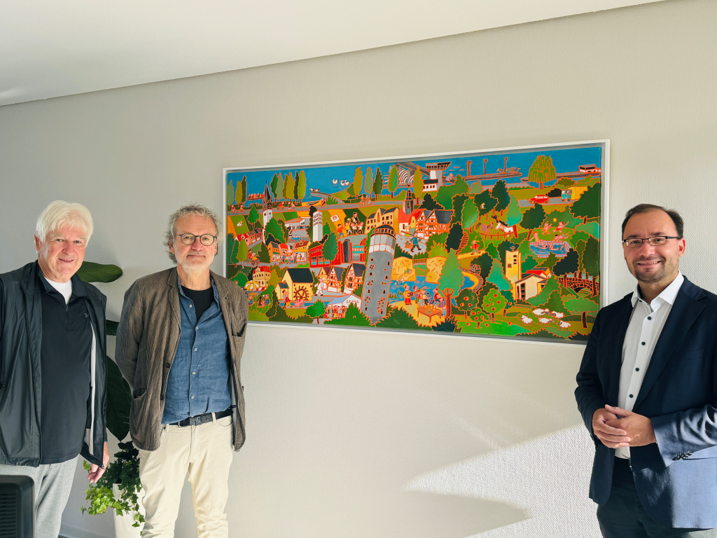 Friedrich Witzel, Klaus Puth und Dr. Alexander Krey vor dem neuen Kunstwerk im Amtszimmer von Bürgermeister Dr. Krey