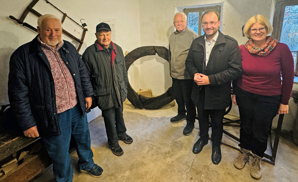 Bild 1_Gruppenbild vor dem Brunnenring in der Brückenmühle