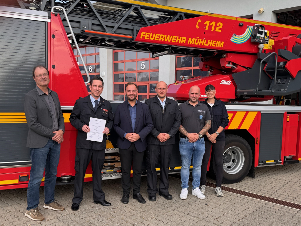 Freiwillige Feuerwehr Mühlheim_Übergabe Urkunde Stellvertretender Wehrführer Christian Spahn