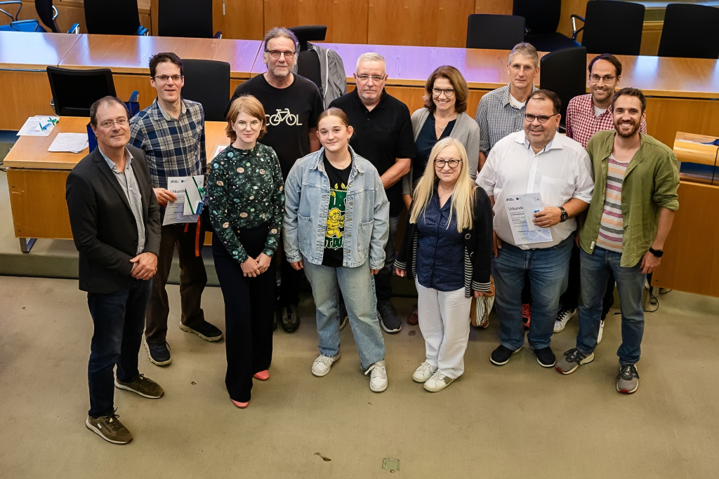 Gruppenfoto_Robert Ahrnt und Gerald Klatt mit den STADTRADELN Champions bei der Siegerehrung