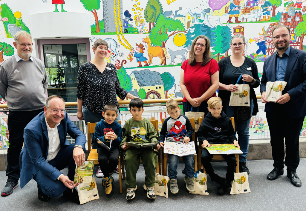 Übergabe der Lesestart-Sets in der Stadtbücherei Mühlheim